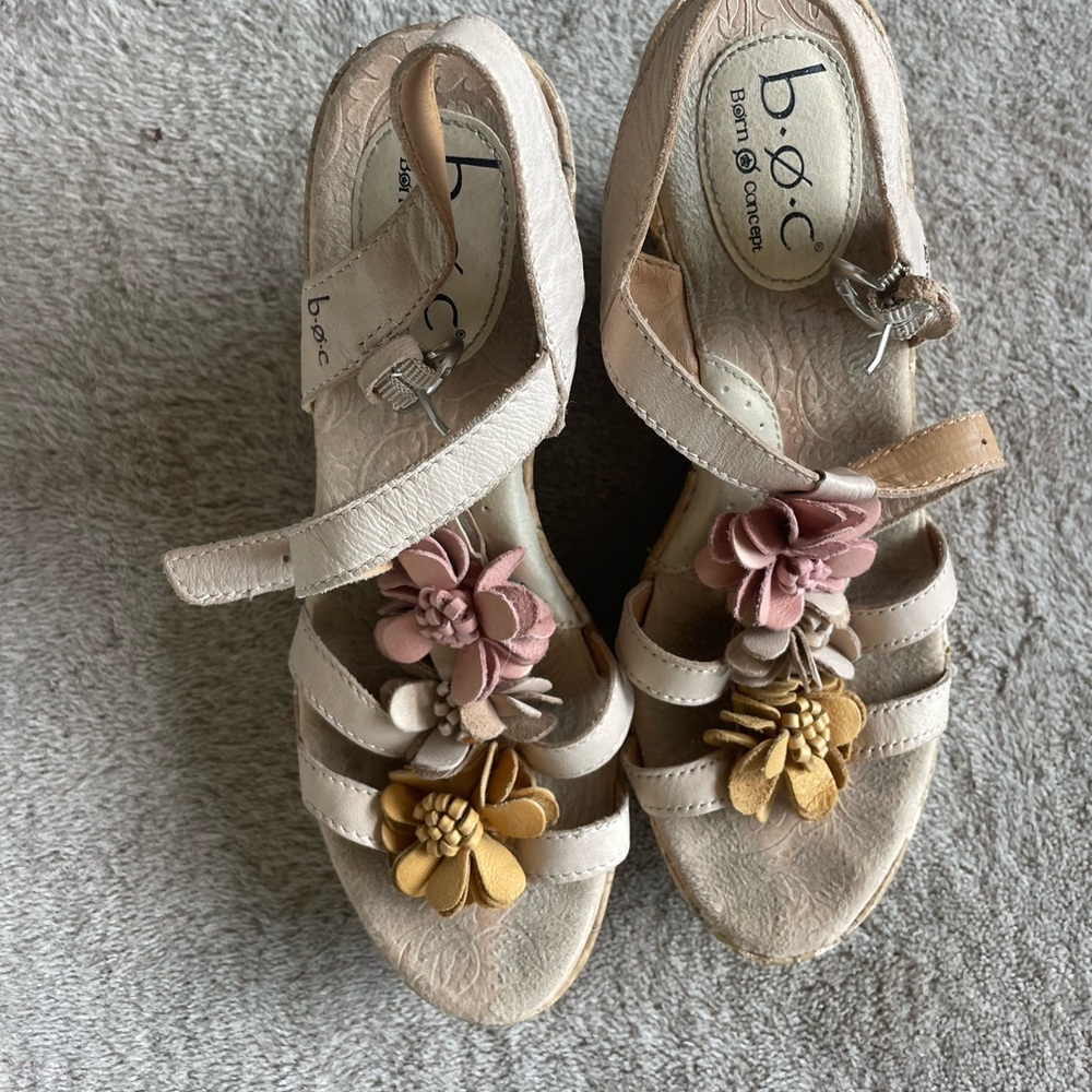 b.o.c. Embossed Floral Sandals in Cream and Tan